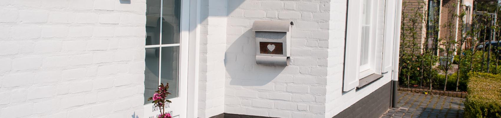 Pflanzentasche grau vorm Haus horizontal