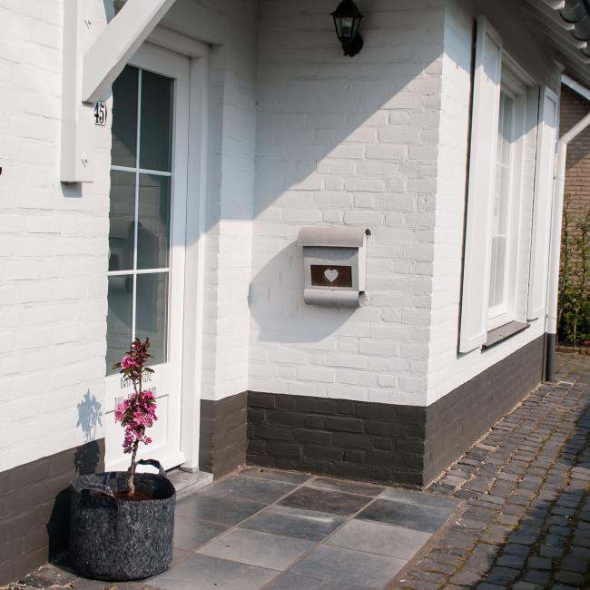 Pflanzentasche grau vorm Haus horizontal